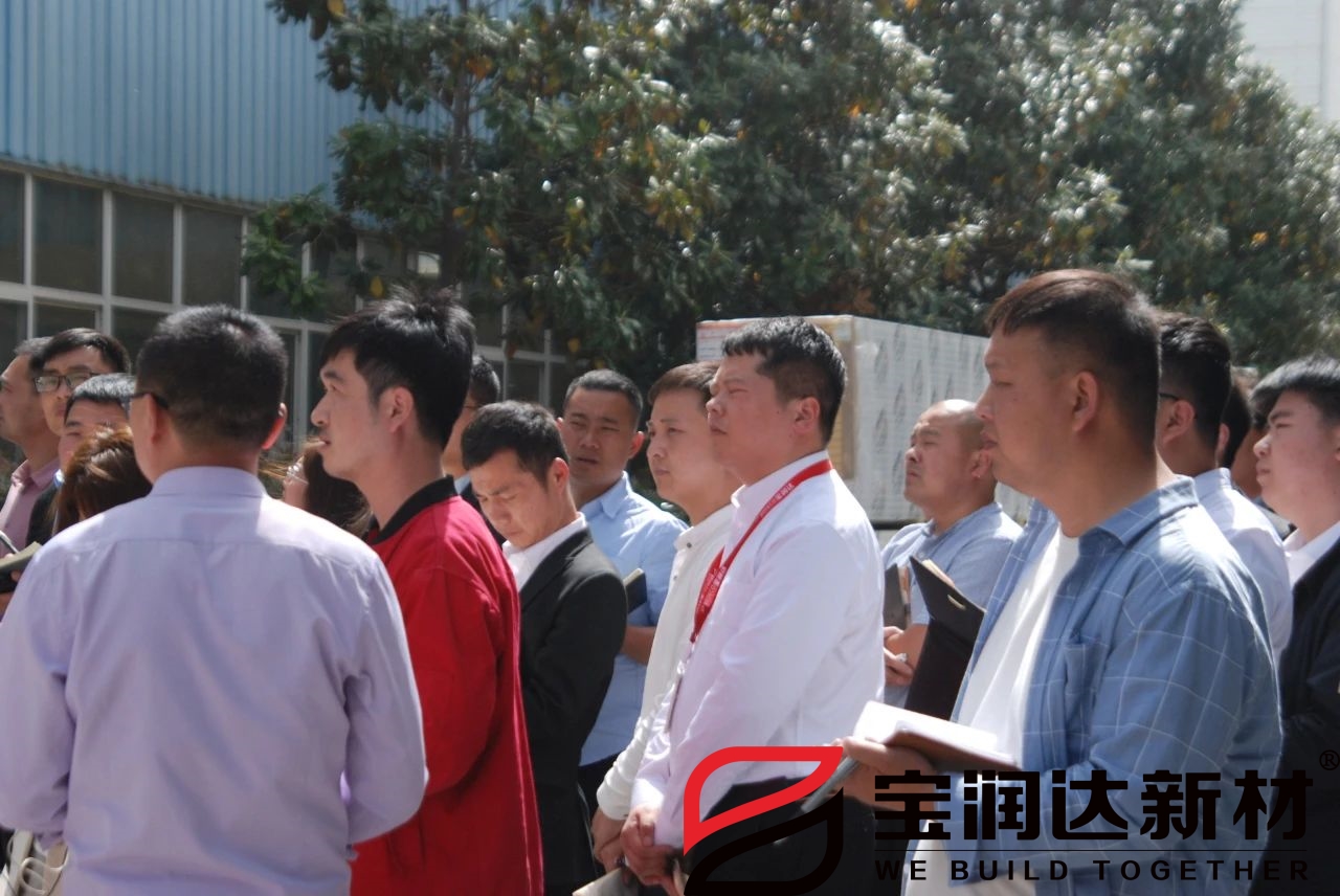 寶潤達軟瓷產(chǎn)線負(fù)責(zé)人為大家講解